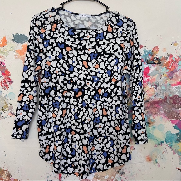 🖤Avon Floral Long-sleeved Tee w/ button details 3/$15 - Picture 2 of 6